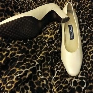 Easy Spirit Anti-gravity pumps